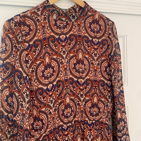 Bell sleeve pattern dress with bow-neck tie and open back - Picture 3 of 6